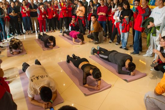 听友在活动现场尝试纸人三项。