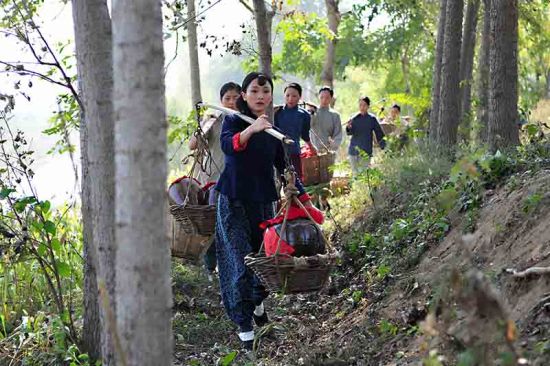 “我奶奶”九儿挑酒支援前线