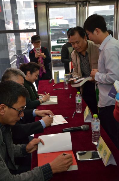 《今日关注》节目主持人王世林、鲁健、徐俐、特邀嘉宾王晓鹏为读者签名。