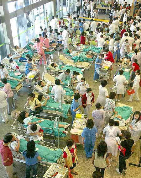 图:高雄三百多名师生食物中毒 挤爆急诊室