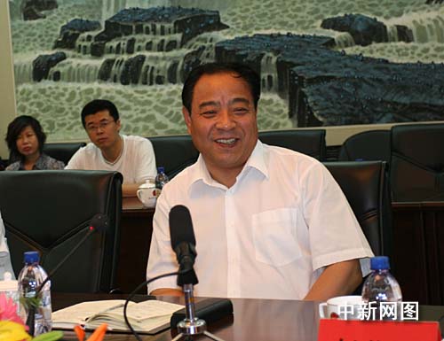 辽宁营口市市委书记程亚军介绍营口发展情况.