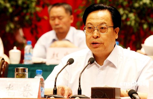 中国红十字会会长彭珮云,中共河南省委书记徐光春出席大会并发表讲话.