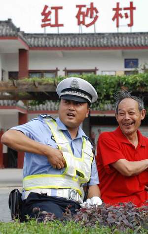 咱村有位穿警服的"辜村长"