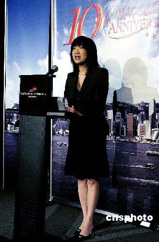 专员方舜文(中)和驻旧金山经贸处长张美珠(右)当地时间六月二十八日晚