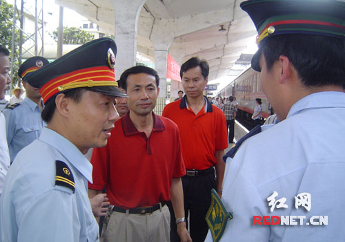 (涟源市委书记余明庭(左二),涟源站党总支书记罗朝晖(左)慰问与列车