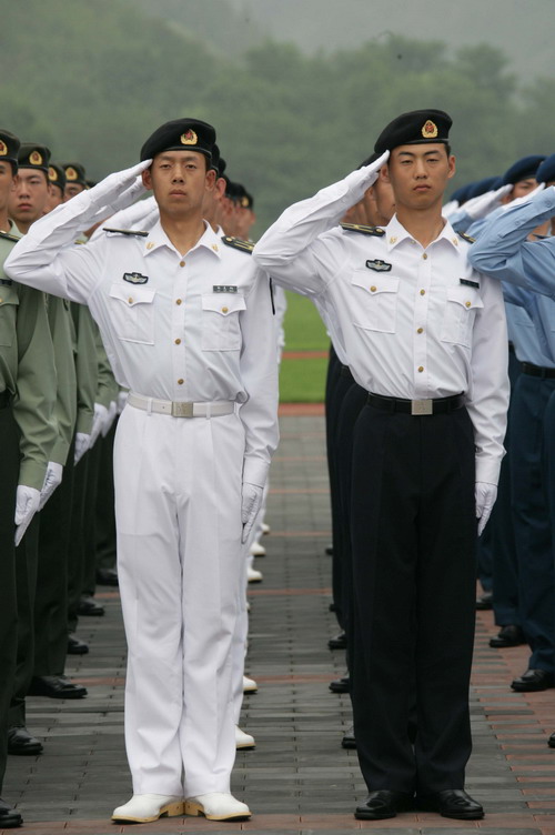 解放军新式军服发放仪式3日在北京军区举行,标志着全军换发07式军服