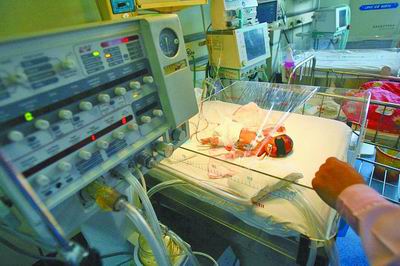 "掌上男婴"创造生命奇迹 26周就出生被称做"流产儿"出生只有一斤八两