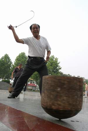 六旬老翁迷上抽陀螺