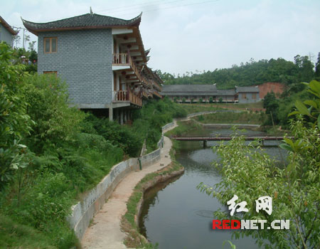 (新进入"省级农业旅游示范点"的开源九道湾生态农庄房子颇具江南特色.