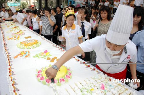 图10米长蛋糕亮相太原街头观者有份儿