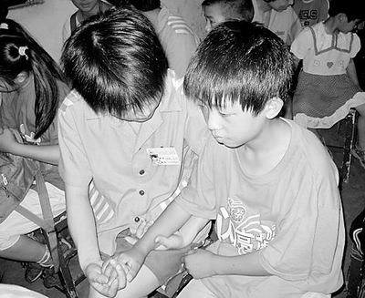 本报记者李芳 夏远望特殊的会面感受人性的温暖这是一群特殊的孩子