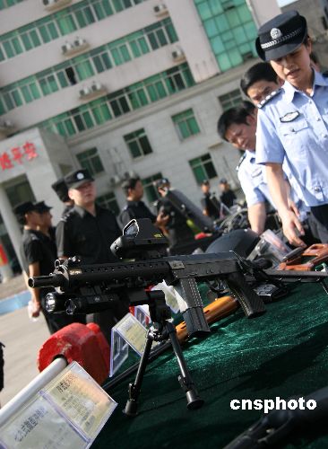 图为长沙特警使用的最新七九式微型冲锋枪.