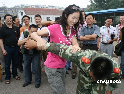 图:江苏徐州女医生军营"学擒拿"