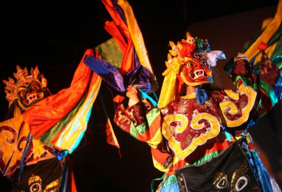 剧《格萨尔王》在英国的首次巡演,主题是"西藏传奇╠╠岭国王格萨尔"