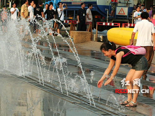 一泼凉水浇灭42度酷暑 长沙上演"戏水节"(组图)