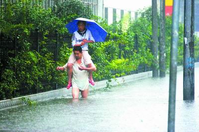 《六月二十七日望湖楼醉书》一诗中写:"黑云翻墨未遮山,白雨跳珠乱入