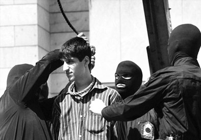 伊朗公开绞死囚犯引争议