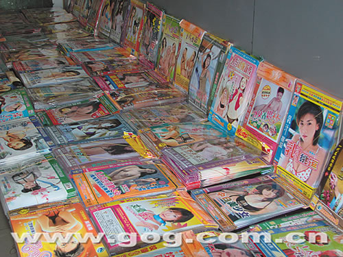 【图文】大客车上搜出10万张盗版碟