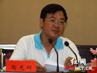 金湖县委书记陶光辉在介绍该县推进新型工业化的经验和成果.