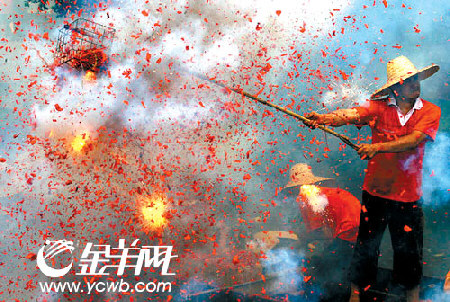 京沪又闻鞭炮响 羊城禁炮不动摇