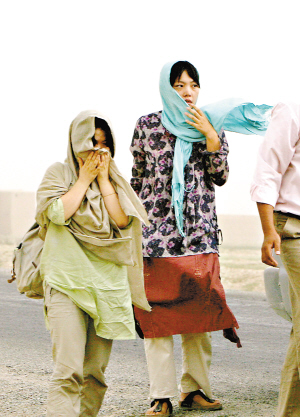 两名女人质昨日终获释