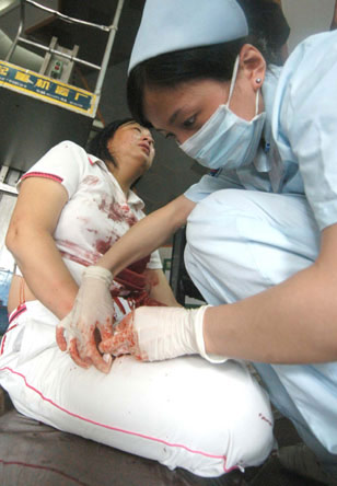 女子讨要货款未果拔刀刺向自己胸膛(图)