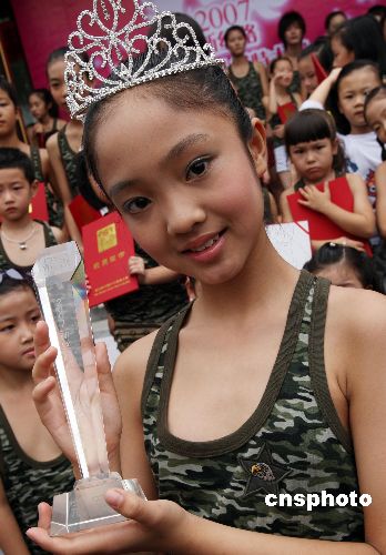 图为来自广东的选手马慧琳获得大赛少年组冠军.