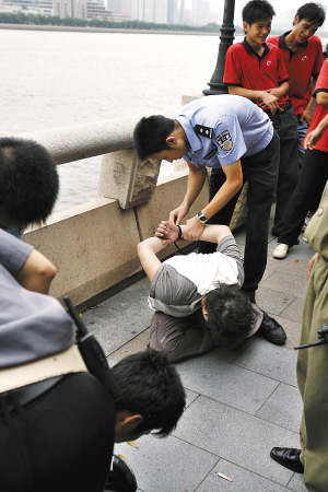 广州日报发行员成功逮住电老鼠