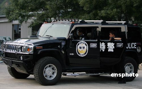 特警驾乘"悍马"警车保障奥运测试赛安全