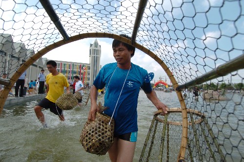 罩鱼是当地渔民使用竹子,铁丝,塑料等材料制作成的罩子进行捕鱼的一种