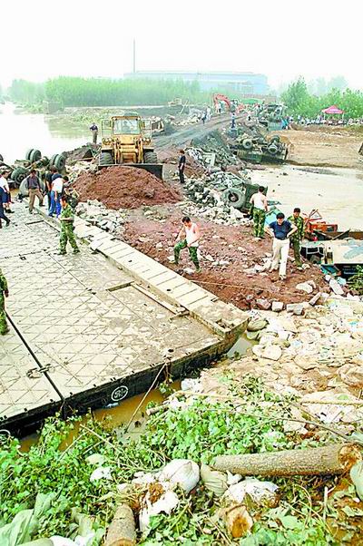 关注山东煤矿溃水事故 溃口成功封堵现场紧张排水