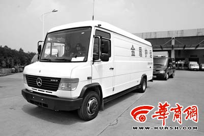 昨日,江北国际机场,拍卖品在持枪武装押运人员的紧密看护下进行转移