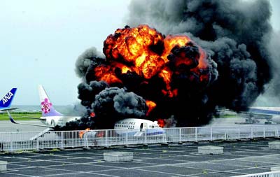 航空公司"的一架波音客机在日本冲绳那霸机场着陆后不久发生爆炸起火