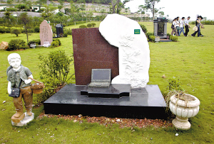 只见一块绿色草坪上,十几个形态各异的艺术墓碑错落有致地竖立其中,有