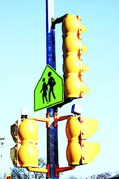 在国外,红绿灯外壳涂上黄色提醒司机