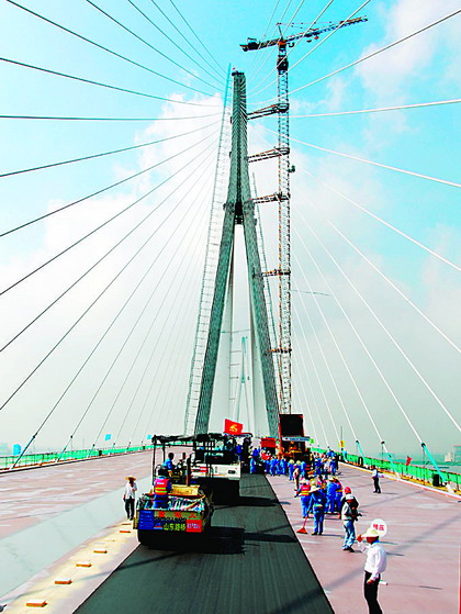 苏通大桥主桥面开始摊铺沥青图