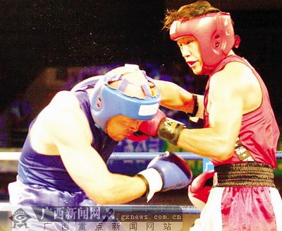 中国拳王齐晶在比赛中重击日本拳手市川次郎.记者农如松摄