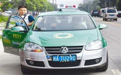 昨日上午9点半,随着一声"出发"的号令,20辆崭新的速腾出租车从成都