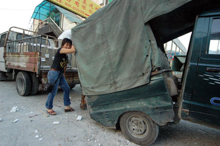 满载瓷砖 货车累折腰