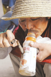 休息间隙,一位工人抽着自制的水烟.