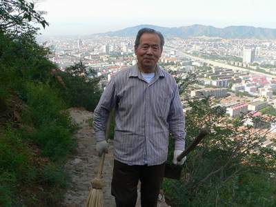 好人老赵10年义务清扫山路