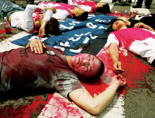 2003年4月,韩国民众举行集会反对政府派兵去伊拉克据韩联社报道,韩国