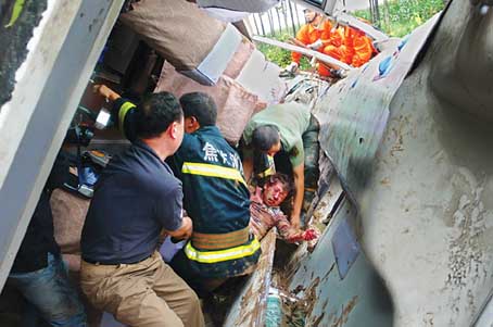 雨天路滑 司机操作失误 24人大巴翻车急救100分钟