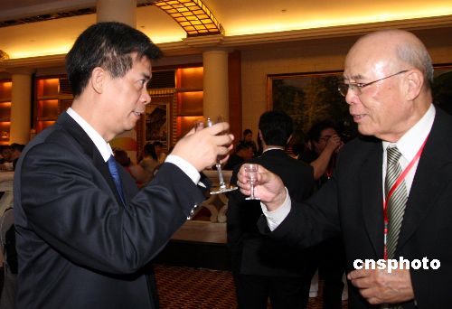 图:中新社社长郭招金与资深媒体人丁侃互相祝酒