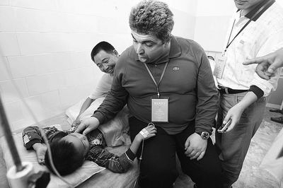 让"阳光"洒在所有孩子身上——国内外专家考察受艾滋病影响儿童救助