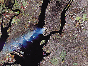 2001年9月12日,nasa卫星照片显示,纽约上空的浓烟清晰可见.