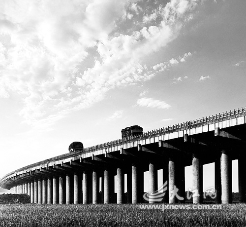 为了江西第一长桥药湖大桥改造维修工程采访记