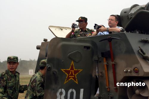 综合 正文        旅长唐岩峰大校向武官团介绍了部队的历史沿革,编制