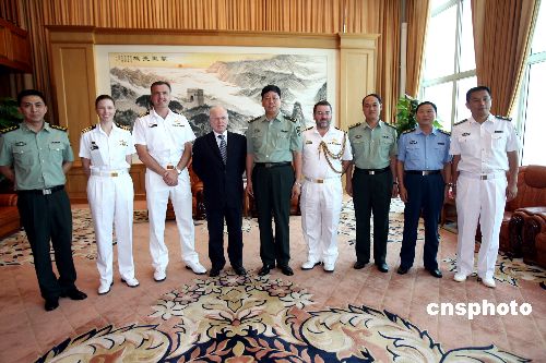 访港澳大利亚海军一行拜会驻港解放军部队
