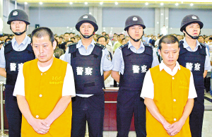 昨日,任晓峰(左)和马向景在接受二审判决.